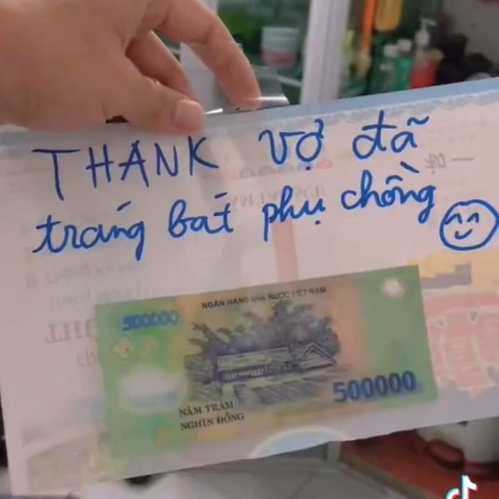 Những cách lấy lòng vợ: Top 1 gửi lời cảm ơn kèm theo tờ 500k