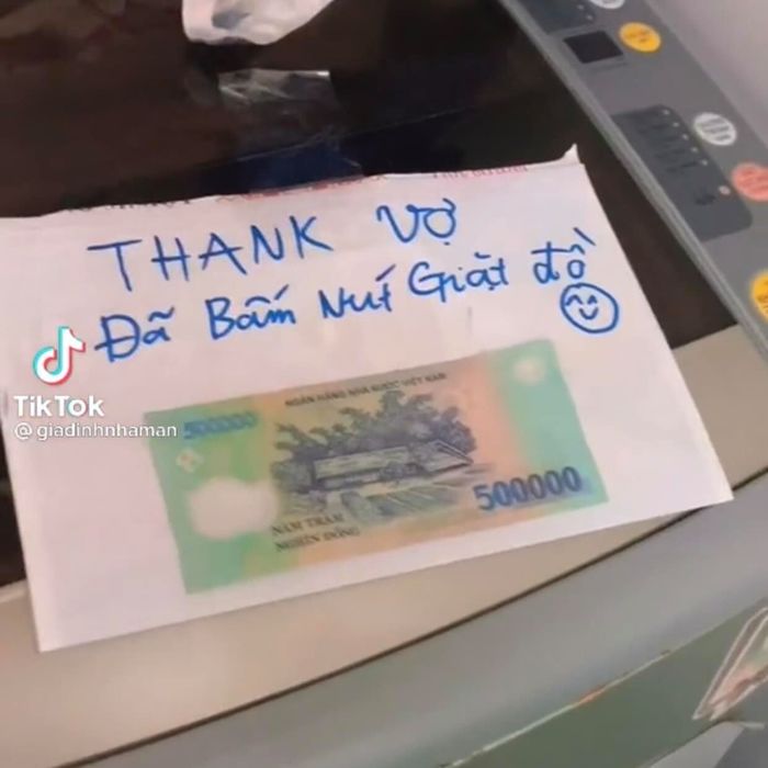 Những cách lấy lòng vợ: Top 1 gửi lời cảm ơn kèm theo tờ 500k