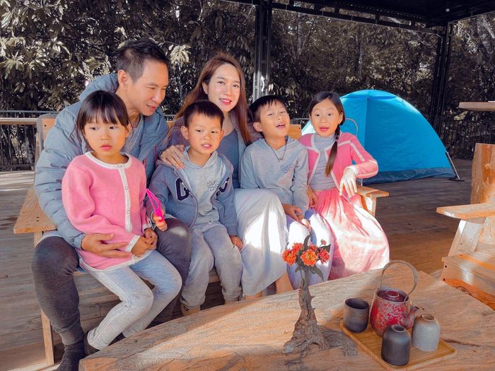 Gia đình sao Vbiz chăm diện đồng phụcnhất: Nhà Hà Hồ chi bộn tiền
