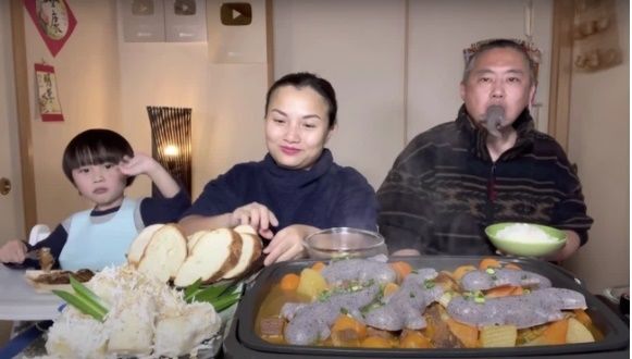 Những món kỳ lạ chỉ Quỳnh Trần JP dám ăn: sầu riêng kèm kem tươi