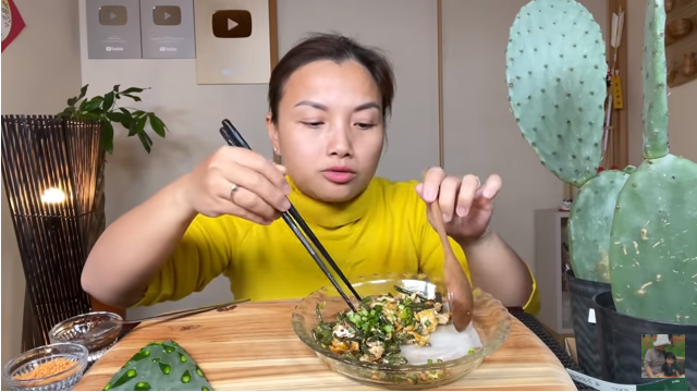Những món kỳ lạ chỉ Quỳnh Trần JP dám ăn: sầu riêng kèm kem tươi