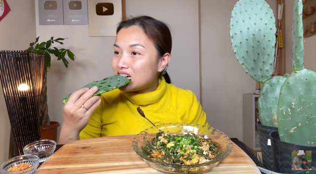 Những món kỳ lạ chỉ Quỳnh Trần JP dám ăn: sầu riêng kèm kem tươi