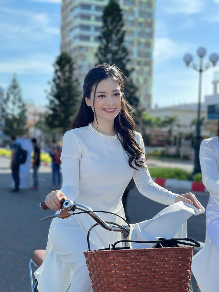 Những giảng viên trẻ đẹp Vbiz: Ngân Anh đích thị cô giáo hàng hiệu