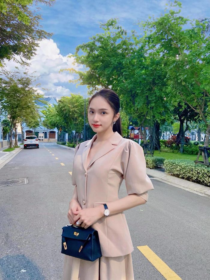 Những set đồ đắt xắt ra miếng của nữ chủ tịch Hương Giang