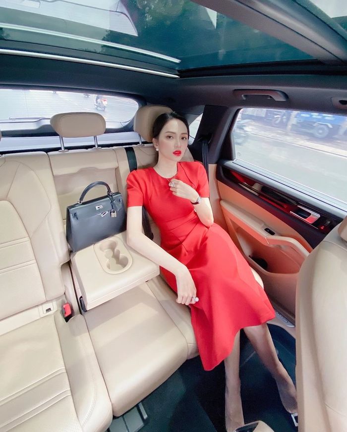 Những set đồ đắt xắt ra miếng của nữ chủ tịch Hương Giang