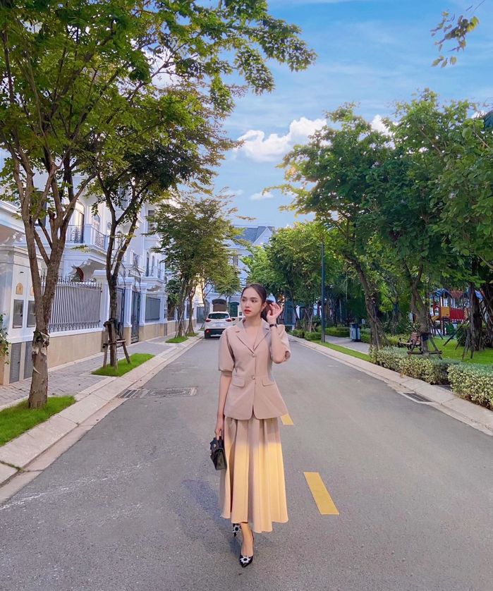 Những set đồ đắt xắt ra miếng của nữ chủ tịch Hương Giang