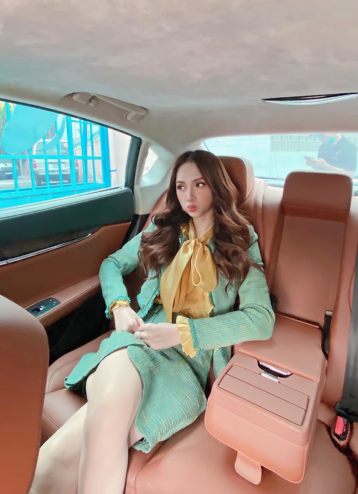 Những set đồ đắt xắt ra miếng của nữ chủ tịch Hương Giang