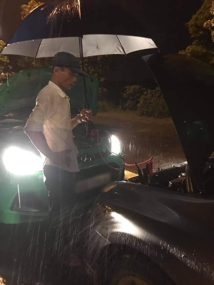 Những tài xế có tâm nhất: Người soi đường, người giúp trẻ vượt lũ