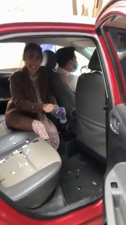 Cô dâu lên xe hoa để đi đẻ vì chuyển dạ ngày cưới