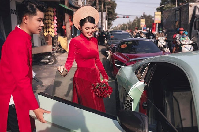Cô dâu lên xe hoa để đi đẻ vì chuyển dạ ngày cưới