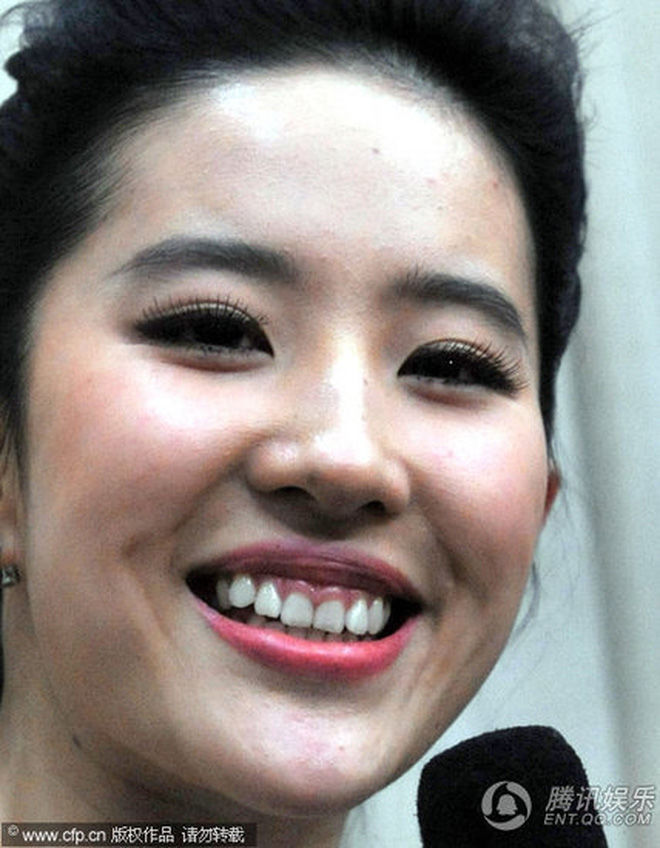 Nụ cười sao Cbiz làm netizen vỡ mộng: Thần tiên tỷ tỷ bị trừ điểm