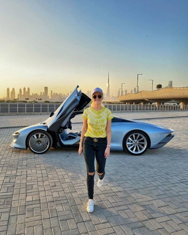 Nữ triệu phú Dubai sở hữu tài sản gần 400 tỷ nhờ việc lái thử siêu xe 