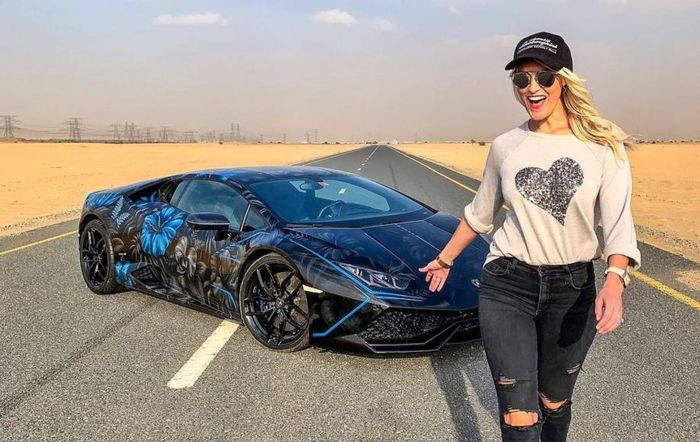 Nữ triệu phú Dubai sở hữu tài sản gần 400 tỷ nhờ việc lái thử siêu xe