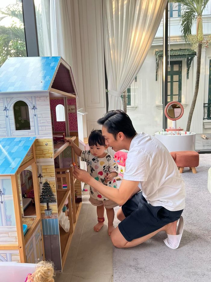Cường Đôla chi tiền nuôi con khiến dân mạng choáng ngợp