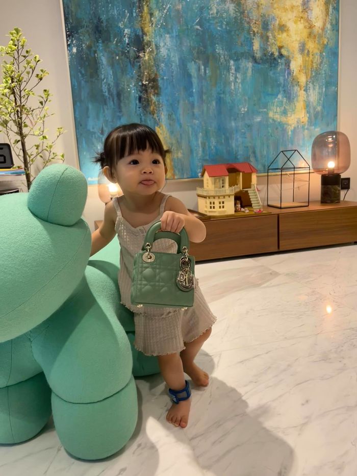 Cường Đôla chi tiền nuôi con khiến dân mạng choáng ngợp
