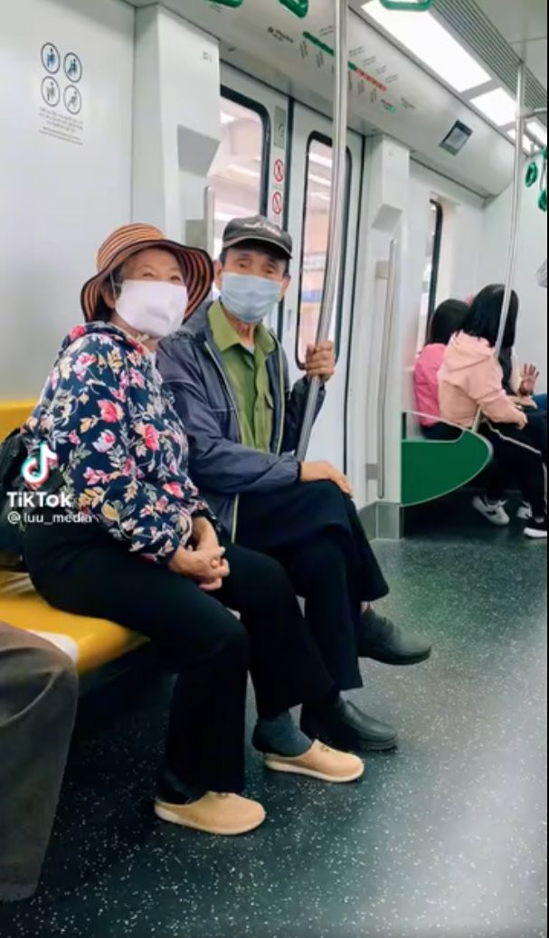 Ông bà kết hôn 60 năm chưa có ảnh cưới: Chàng trai tặng ngay bộ ảnh