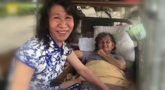 Ông chú 60 tuổi mặc đồ con gái 20 năm để làm mẹ già đãng trí vui lòng
