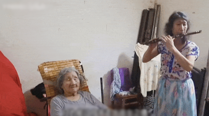Ông chú 60 tuổi mặc đồ con gái 20 năm để làm mẹ già đãng trí vui lòng