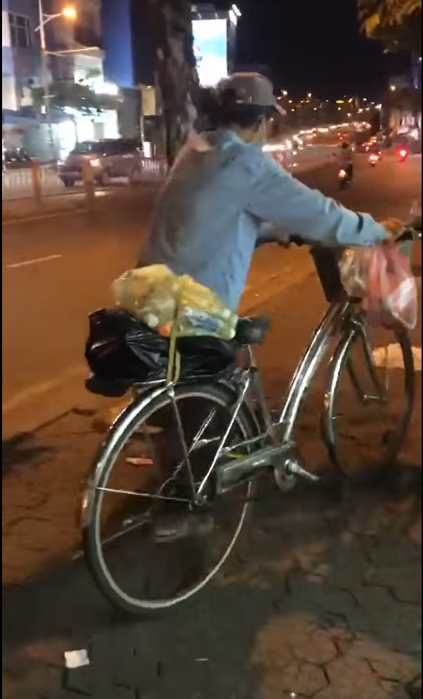 Ông chú mệt lả vì đói chỉ dám ăn một nửa hộp cơm vì còn để dành cho vợ