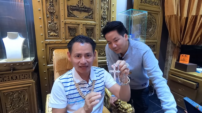 Ông vua kim hoàn Johnny Đặng lên tiếng lý do cạch măt Khoa pug