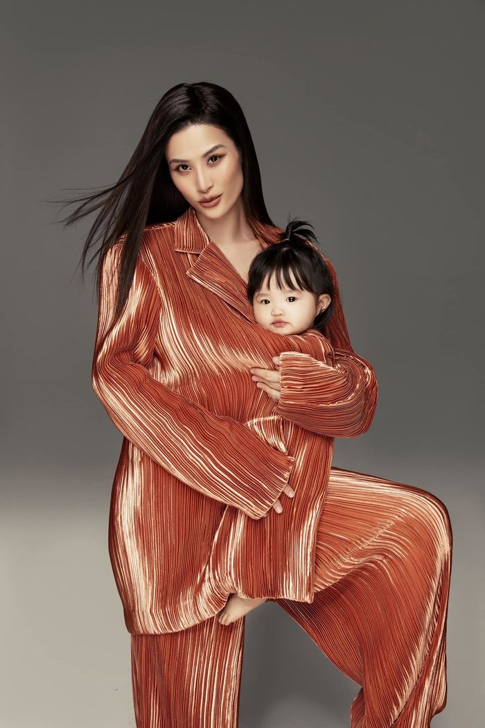 Pha đụng hàng gắt nhất năm: mẹ con kangaroo Đông Nhi quá mạnh