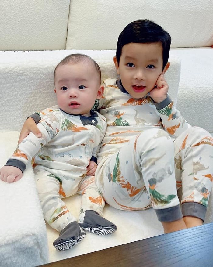 Phạm Hương khoe khéo thân hình đẻ như không đẻ bên 2 con trai