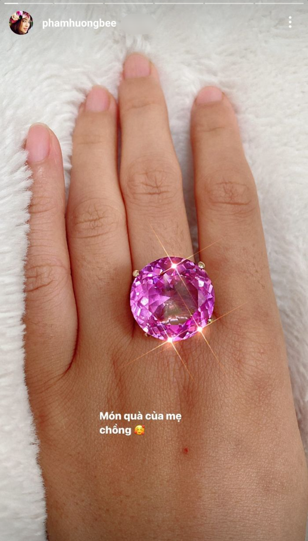 Phạm Hương khoe khéo thân hình đẻ như không đẻ bên 2 con trai