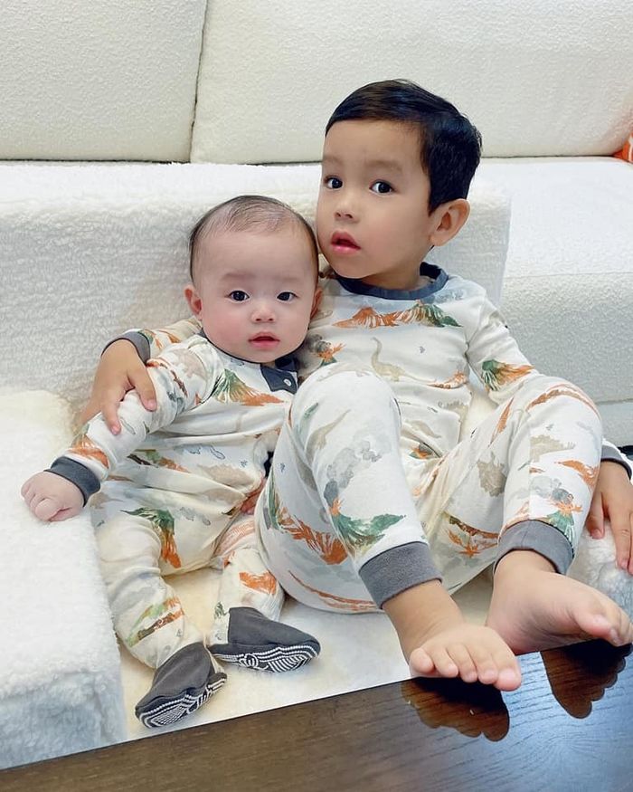 Phạm Hương khoe khéo thân hình đẻ như không đẻ bên 2 con trai