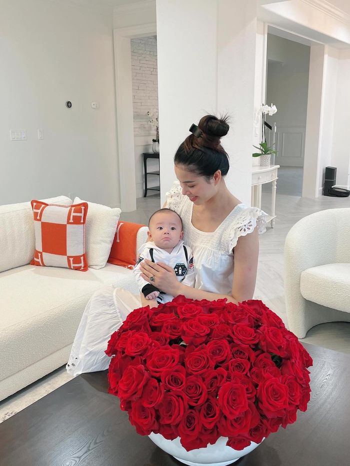 Phạm Hương khoe khéo thân hình đẻ như không đẻ bên 2 con trai