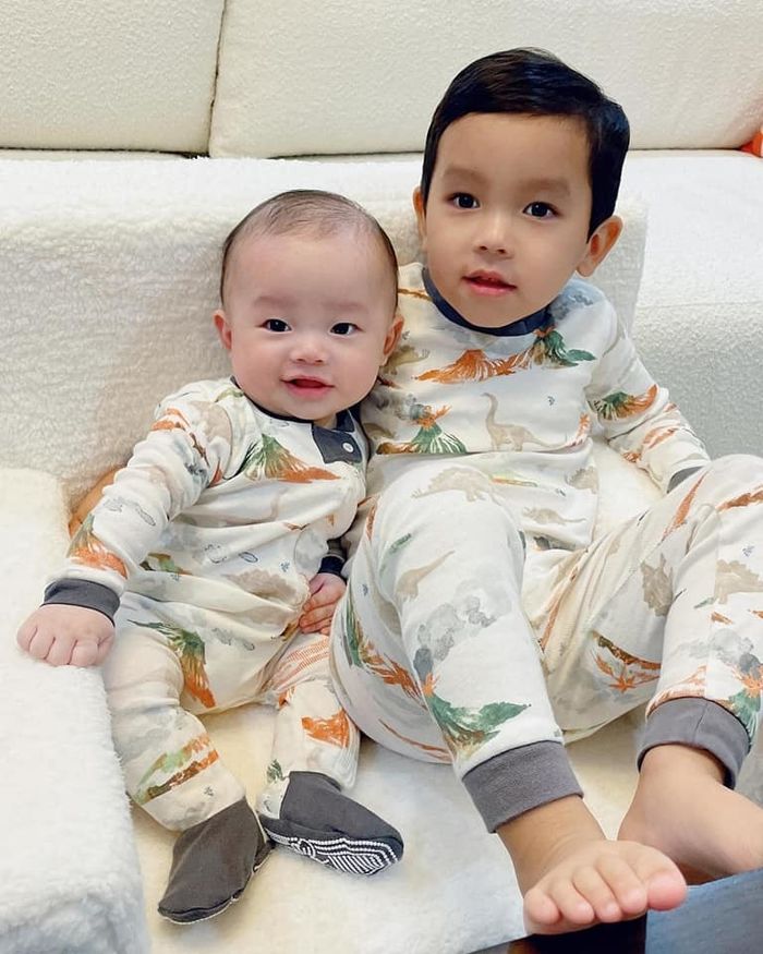Phạm Hương khoe khéo thân hình đẻ như không đẻ bên 2 con trai