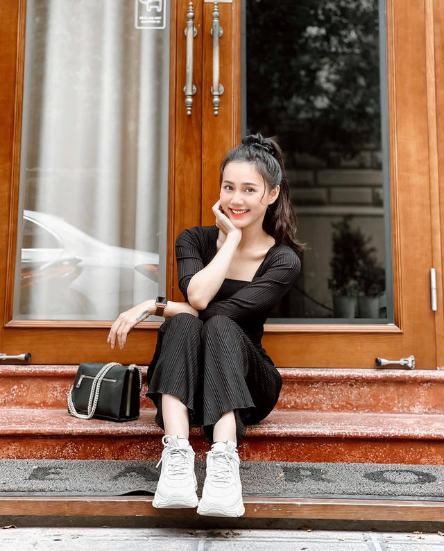 Phố Trong Làng: cận nhan sắc ngoài đời thực của cô bán quạt