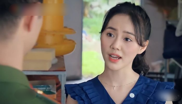 Phố Trong Làng: cận nhan sắc ngoài đời thực của cô bán quạt