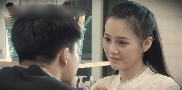 Phố Trong Làng: cận nhan sắc ngoài đời thực của cô bán quạt