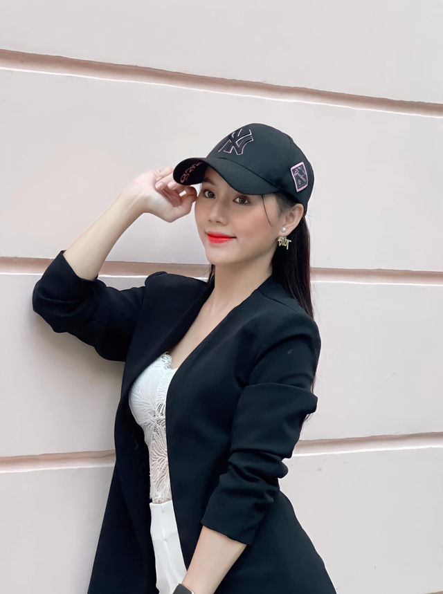 Phố Trong Làng: cận nhan sắc ngoài đời thực của cô bán quạt