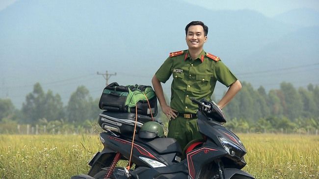 Phố Trong Làng: Chuyện tình anh công an - cô bán quạt siêu đáng yêu