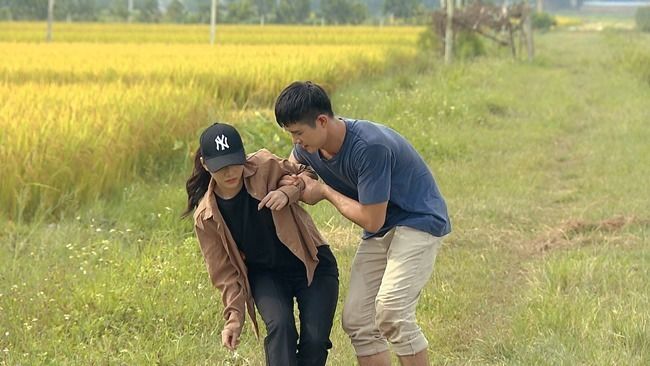Phố Trong Làng: Cô bán quạt giả vờ dỗi và được ôm anh công an