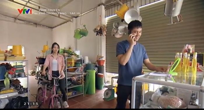 Phố Trong Làng: Cô bán quạt giả vờ dỗi và được ôm anh công an