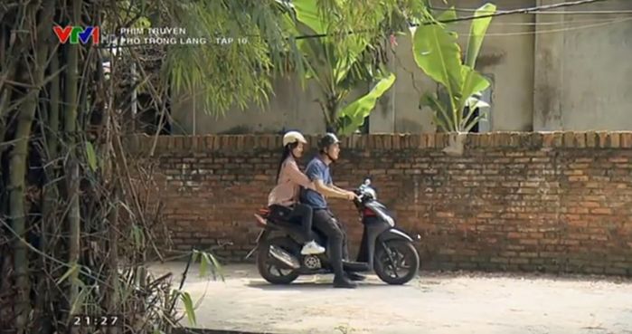 Phố Trong Làng: Cô bán quạt giả vờ dỗi và được ôm anh công an