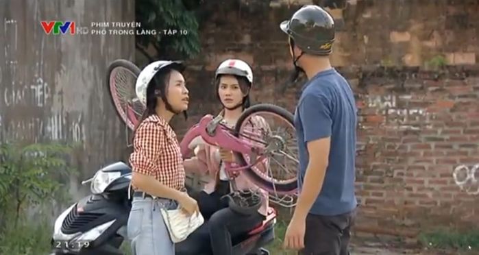 Phố Trong Làng: Cô bán quạt giả vờ dỗi và được ôm anh công an