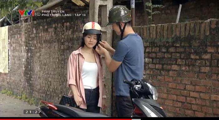Phố Trong Làng: Cô bán quạt giả vờ dỗi và được ôm anh công an