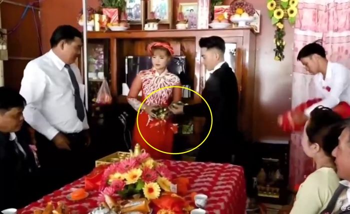Phong tục lạ trong đám cưới miền Tây: Dâu - rể trùm chăn để giành đồ