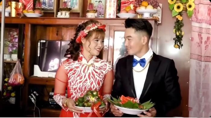 Phong tục lạ trong đám cưới miền Tây: Dâu - rể trùm chăn để giành đồ