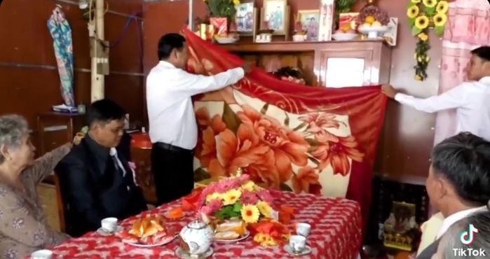 Phong tục lạ trong đám cưới miền Tây: Dâu - rể trùm chăn để giành đồ
