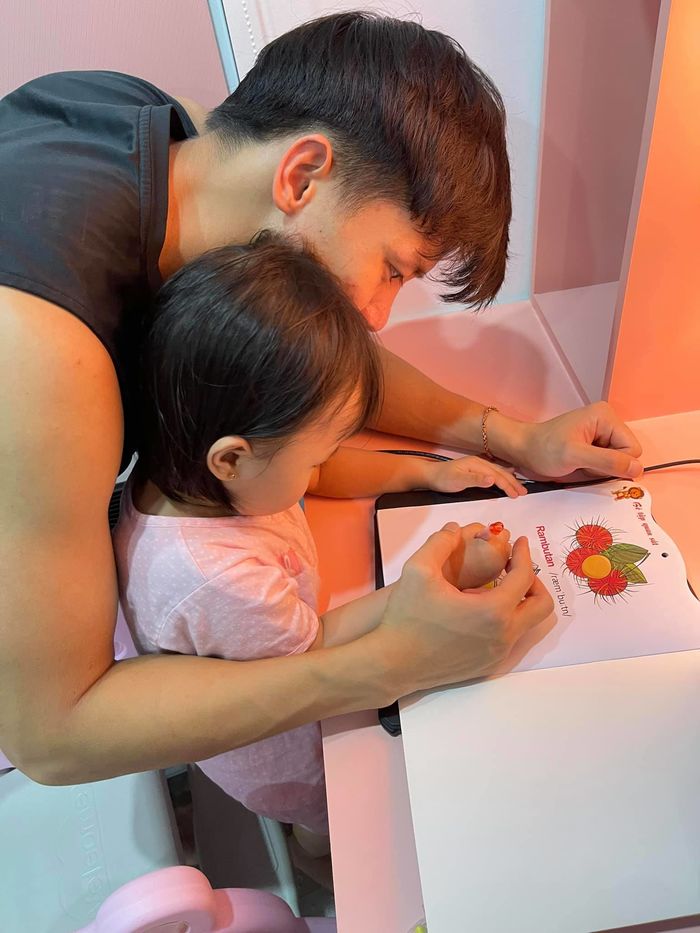 Quế Ngọc Hải thể hiện tình cảm với vợ con sau trận đấu