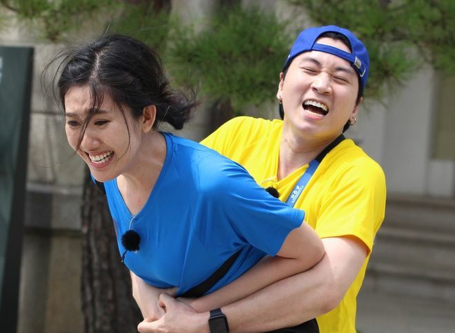 Running Man Việt Nam: Karik ngơ ngác khi bị Trường Giang xé bảng tên