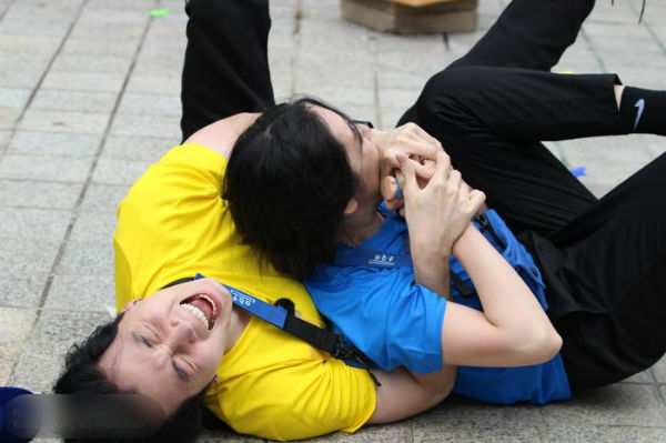 Running Man Việt Nam: Karik ngơ ngác khi bị Trường Giang xé bảng tên