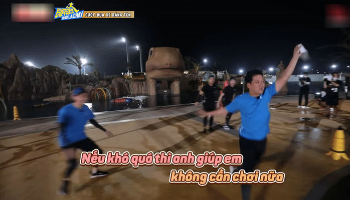 Running Man Việt Nam: Karik ngơ ngác khi bị Trường Giang xé bảng tên