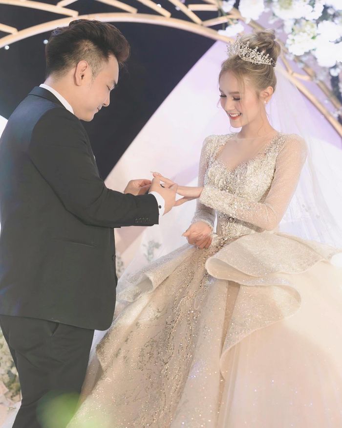 Sao nam đợi bạn gái đủ 18 tuổi là hốt luôn: Người chi váy cưới 28 tỷ