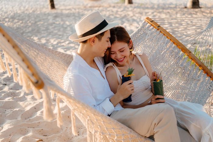 Sao nam đợi bạn gái đủ 18 tuổi là hốt luôn: Người chi váy cưới 28 tỷ