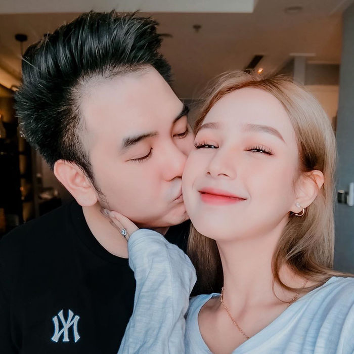 Sao nam đợi bạn gái đủ 18 tuổi là hốt luôn: Người chi váy cưới 28 tỷ